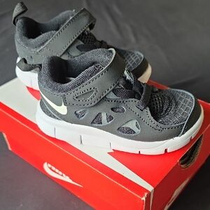 Nike Free Run 2 Sneakers